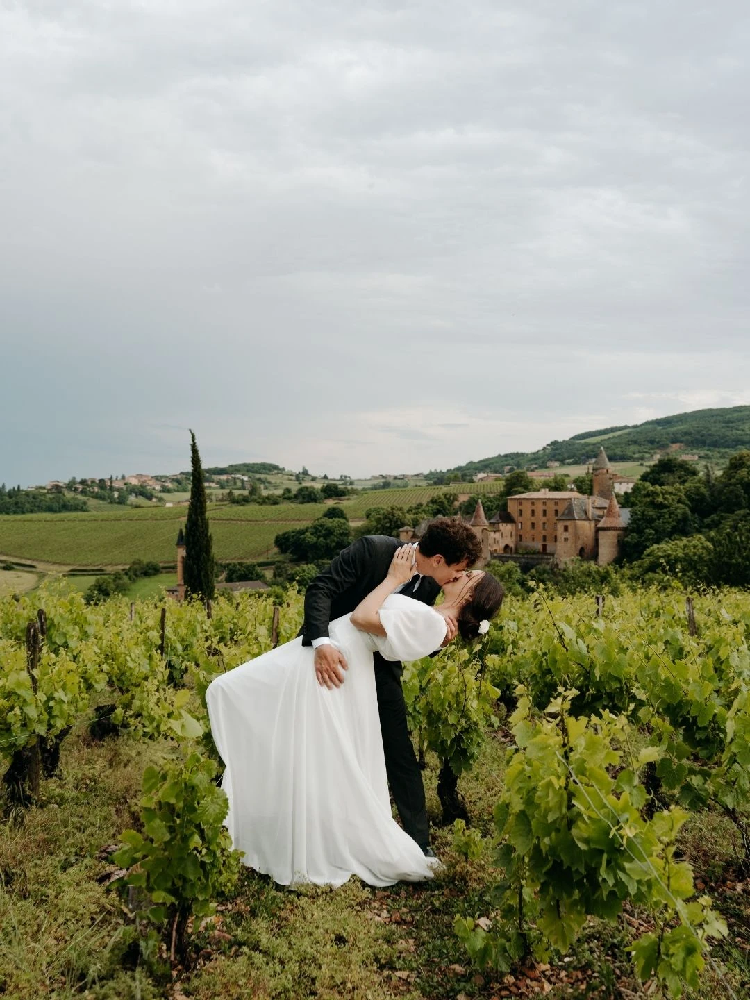 photo de mariage couple dans les vignes dans le beaujolais.jpg