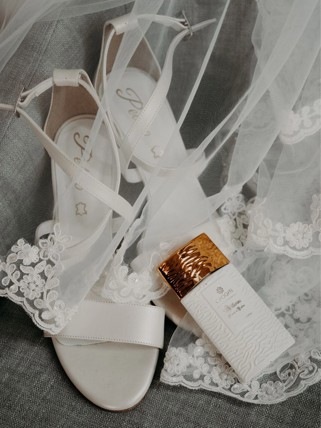Photo de détail durant les préparatifs, chaussures et parfums.jpg