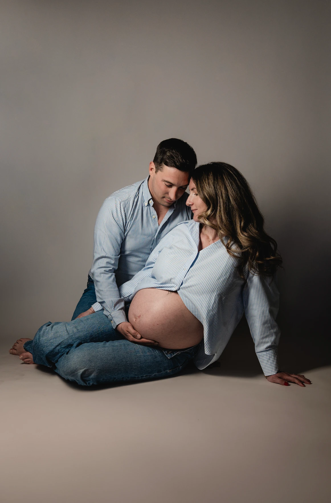 photo grossesse couple en studio.png photo grossesse couple en studio.png