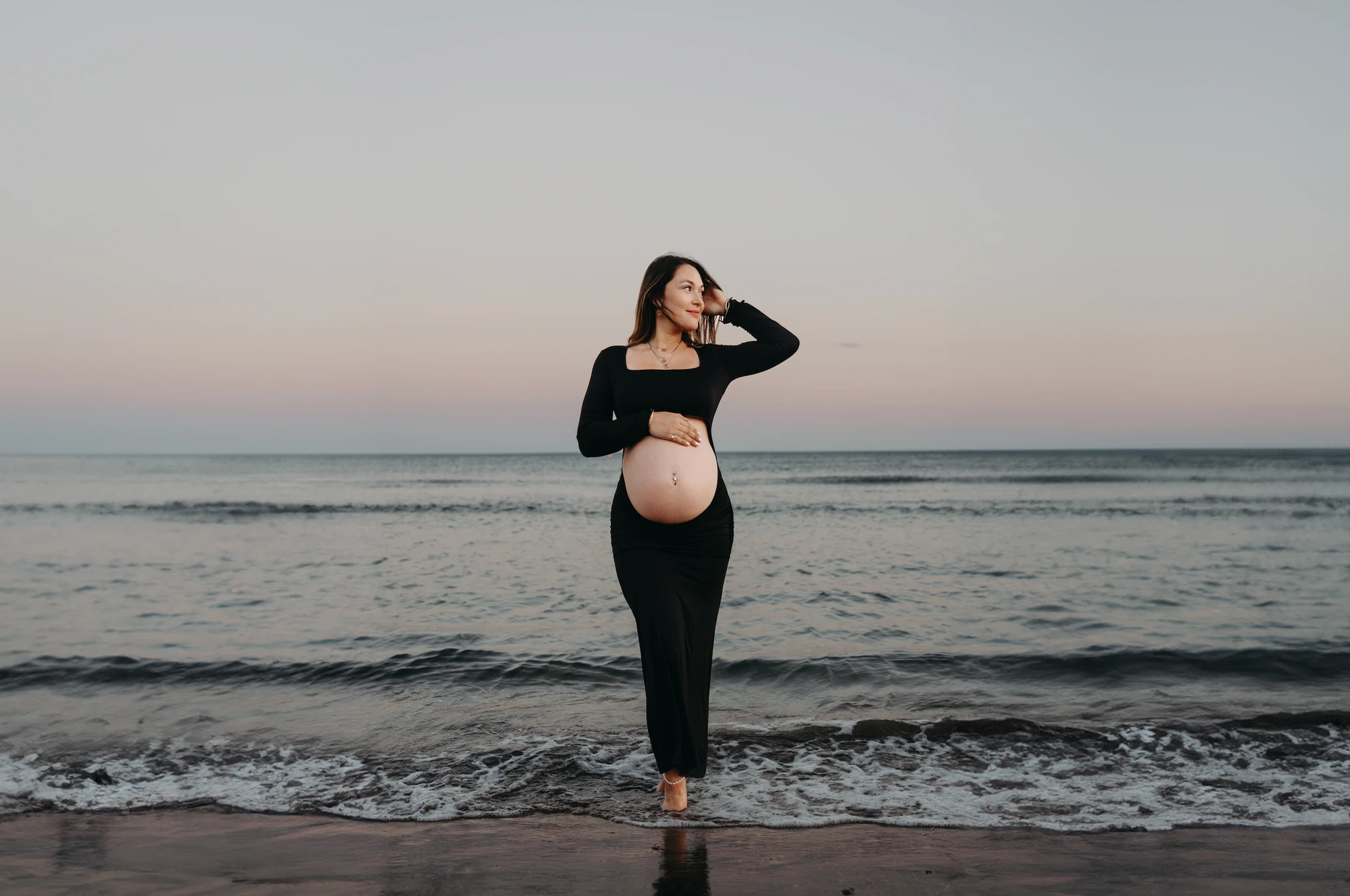 Photo grossesse femme enceinte en bord de mer.png