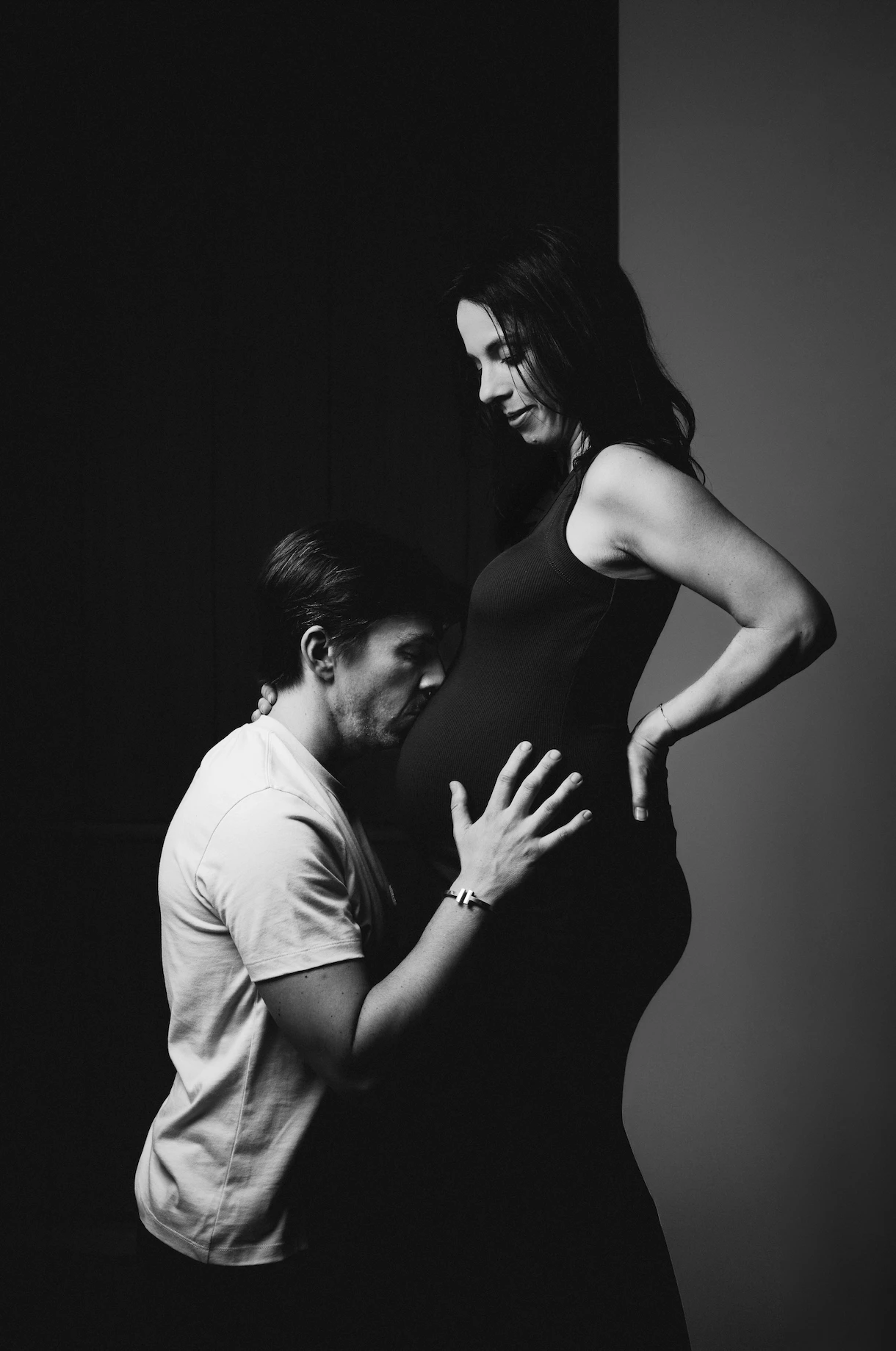 Photo grossesse couple en studio copie.png